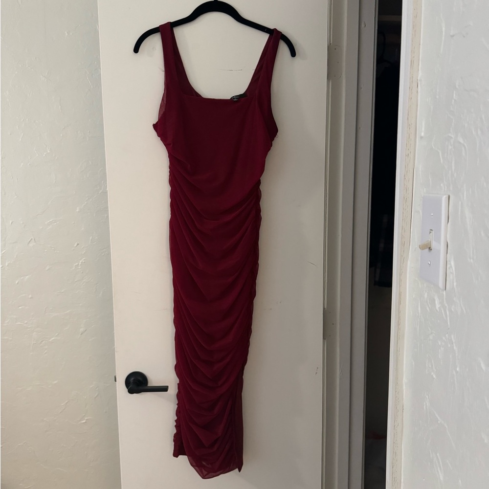 Elegant Lulu’s Size M Burgundy Sleeveless Ruched Dress